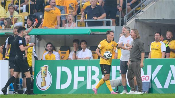 Der Mainzer Trainer Bo Henriksen (r) ist für ein DFB-Pokalspiel gesperrt worden.