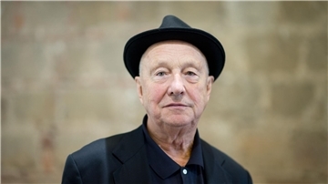 Der Maler und Bildhauer Georg Baselitz im Residenzschloss in der Ausstellung „Hintergrundgeschichten - Georg Baselitz“.