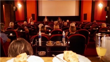 Der Malteser-Hilfsdienst hat viel zu bieten - zum Beispiel das Film-Café im Filmpalast Nordenham, das es schon seit zehn Jahren gibt. Das Bild ist bei der Jubiläumsveranstaltung entstanden.