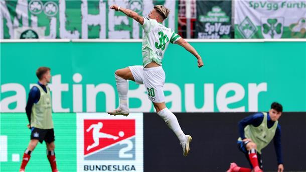 Greuther Fürth feiert gegen Aufsteiger HSV Klassenerhalt Der Mann des Tages hebt ab: Fürths Felix Klaus beim Jubel nach seinem dritten Treffer.