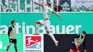 Der Mann des Tages hebt ab: Fürths Felix Klaus beim Jubel nach seinem dritten Treffer.