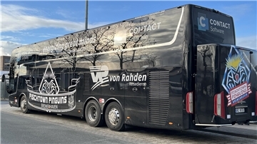 Der Mannschaftsbus der Fischtown Pinguins am Bremer Flughafen.