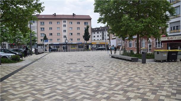 AfD-Kommunalpolitiker in Mannheim mit Messer verletzt Der Marktplatz in Mannheim-Rheinau.