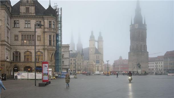Halle wird Schaufenster der Deutschen Einheit Der Marktplatz von Halle im Morgennebel mit dem Roten Turm und der Marktkirche.