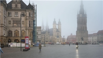 Der Marktplatz von Halle im Morgennebel mit dem Roten Turm und der Marktkirche.