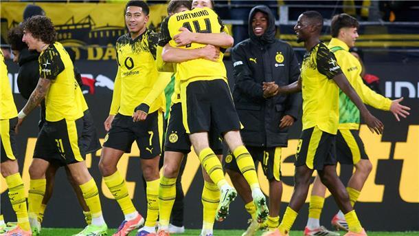 Kölner Schmerz nach „doppelter Niederlage“ beim BVB Der Matchwinner muss einstecken: Maximilian Beier wird geherzt von seinen Mitspielern.