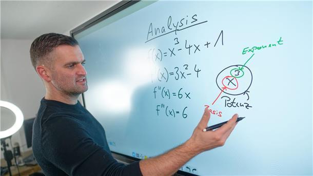 Woran der Mathe-Unterricht krankt Der Mathematik-Youtuber Daniel Jung steht in seinem Videostudio, in dem er seine Mathematik-Lehrvideos aufnimmt.