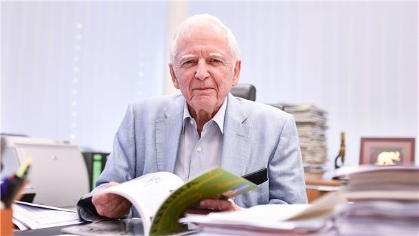 Krebsforscher Harald zur Hausen ist tot Der Medizin-Nobelpreisträger Harald zur Hausen sitzt im Deutschen Krebsforschungszentrum (DKFZ) in seinem Büro.