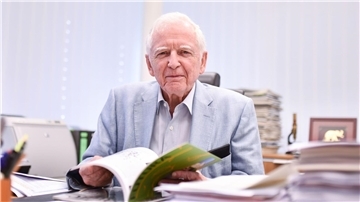 Der Medizin-Nobelpreisträger Harald zur Hausen sitzt im Deutschen Krebsforschungszentrum (DKFZ) in seinem Büro.