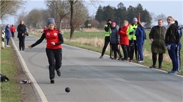 Der Mentzhauser TV mit Claudia Meyer gewann in der Boßel-Landesliga gegen Torsholt.