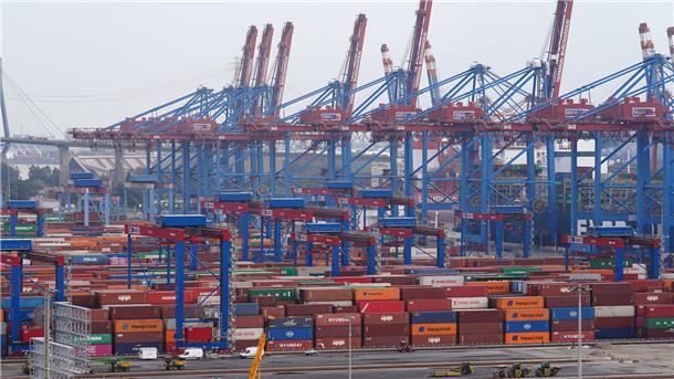 Bremerhaven und andere deutsche Seehäfen: Darum sind sie so wichtig Container stehen auf dem Container Terminal Burchardkai im Hamburger Hafen.