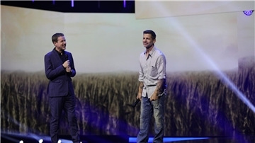 Der Moderator Geoff Keighley (l) begrüßt Zack Snyder bei der Gamescom Opening Night Live 2023 auf der Bühne.