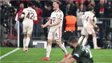Der Moment der Befreiung und Erlösung: Joshua Kimmich (M) beim Jubel nach dem ganz späten Ausgleichstor des FC Bayern.