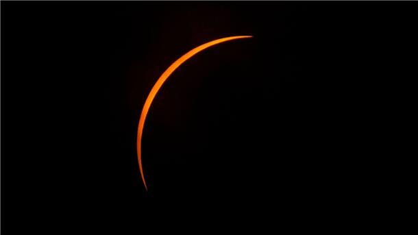Millionen Menschen sehen totale Sonnenfinsternis Der Mond verdeckt fast komplett die Sonne.