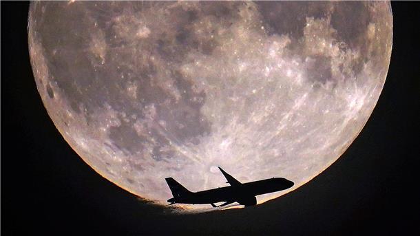 Guter Blick auf zweiten August-Vollmond vor allem im Westen Der Mond wirkt zum Greifen nah: Ein Flugzeug passiert den Vollmond über London.