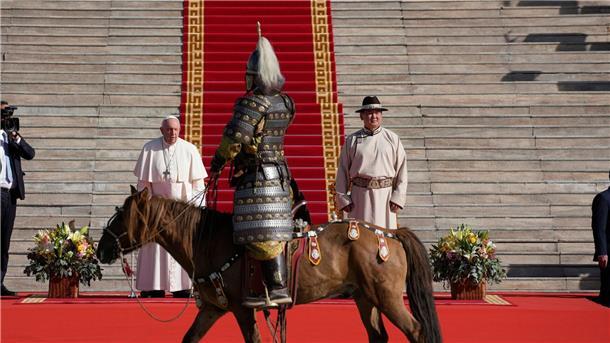Papst Franziskus beendet Mongolei-Besuch Der mongolische Präsident Ukhnaagiin Khurelsukh (r) empfängt Papst Franziskus vor dem Regierungsgebäude in Ulan Bator.