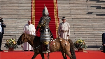 Der mongolische Präsident Ukhnaagiin Khurelsukh (r) empfängt Papst Franziskus vor dem Regierungsgebäude in Ulan Bator.