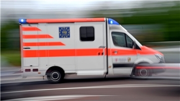 Der Motorradfahrer kam schwer verletzt in ein Krankenhaus. (Symbolbild)