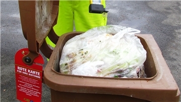 Der Müllkontrolleur dokumentiert jede falsch befüllte Biotonne. Dazu hat er ein Lesegerät, das auch ein Foto anfertigt.