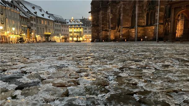 Glatteis: Deutschland rutscht in die Weihnachtswoche Der Münsterplatz in der Freiburger Altstadt ist wegen Glatteis gesperrt.
