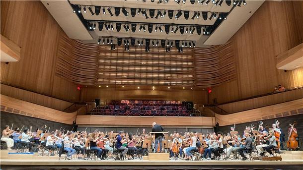 „Alles soll einladen“: New York bekommt Konzerthalle zurück Der Musikdirektor Jaap van Zweden dirigiert die erste Probe der New Yorker Philharmoniker in der Saison 2022/23 in der David Geffen Hall im Lincoln Center for the Performing Arts.