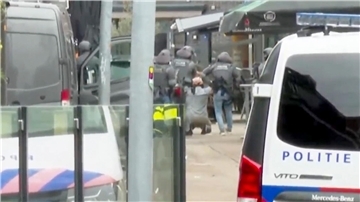 Der mutmaßliche Geiselnehmer wird vom DSI, einer Spezialeinheit der niederländischen Polizei, vor einem Café in Ede festgenommen.