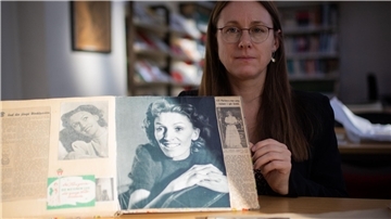 Der Nachlass der weltberühmten Sängerin Lale Andersen liegt im Stadtarchiv von Bremerhaven. Dazu gehören auch Kladden mit Zeitungsausschnitten, wie Leiterin Julia Kahleyß zeigt. Die gebürtige Bremerhavenerin Lale Andersen hat die Artikel über sich selbst gesammelt.