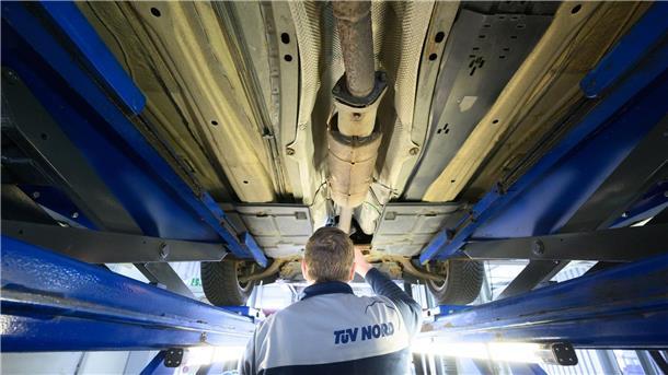Niedersachsen gegen jährlichen Tüv für ältere Autos Der nächste Tüv könnte früher kommen als gedacht. Brüssel plant neue Regeln für ältere Fahrzeuge. (Archivbild)