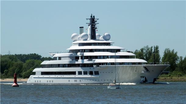 Der Name der Yacht „Scheherazade“ könnte auf einen arabischen Eigner hinweisen. Das Schiff ist von der Lürssen-Gruppe gebaut worden.