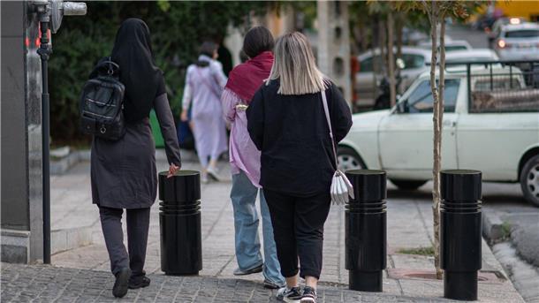 Iran: Richtlinie für islamische Kleiderordnung verabschiedet Der nationale Kulturrat im Iran hat eine neue Richtlinie für die islamische Kleidungsordnung der Frauen verabschiedet. (Archivbild)