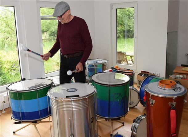 Der Neu-Ostereistedter Hans-Jörg Regenspurg an einigen der Instrumente, die elementar sind für die Samba-Rhythmen. Dazu gehören unter anderem die großen Trommeln namens "Surdo".