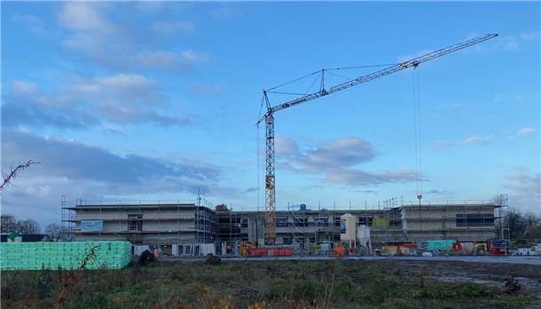 Der Neubau der Grundschule Harrien an der Ladestraße liegt nach wie vor im Zeitplan. Das gesamte Dach der Schule soll für die Nutzung von Photovoltaik genutzt werden. Dafür nimmt die Stadt noch einmal viel Geld in die Hand.