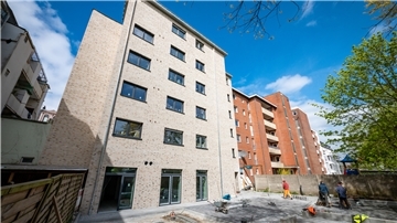 Der Neubau in der Fritz-Reuter-Straße ist fast fertig. Innen werden Badezimmer eingebaut und Tapeten geklebt, im Hof wird gepflastert.