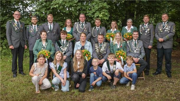 Brauel feiert: Thomas Meyer als Schützenkönig gekrönt Der neue Braueler Schützenkönig zeigt sich mit den anderen Majestäten.