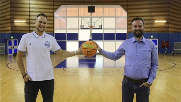 Der neue Eisbären-Jugendkoordinator Simon Macherski (links) und Geschäftsführer Nils Ruttmann, sein Vorgänger im Amt.