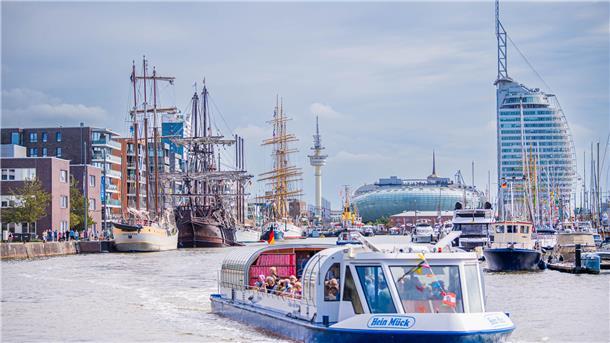 Sail 2025: So wird das Wetter am Festwochenende mit Feuerwerk und Party Der Neue Hafen mit der Skyline von Bremerhaven im Hintergrund.
