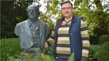 Der neue Hausmeister des Allmers-Hauses, Uwe Schulze, ist ein echter Fan des Heimatdichters, neben dessen Büste er hier posiert.