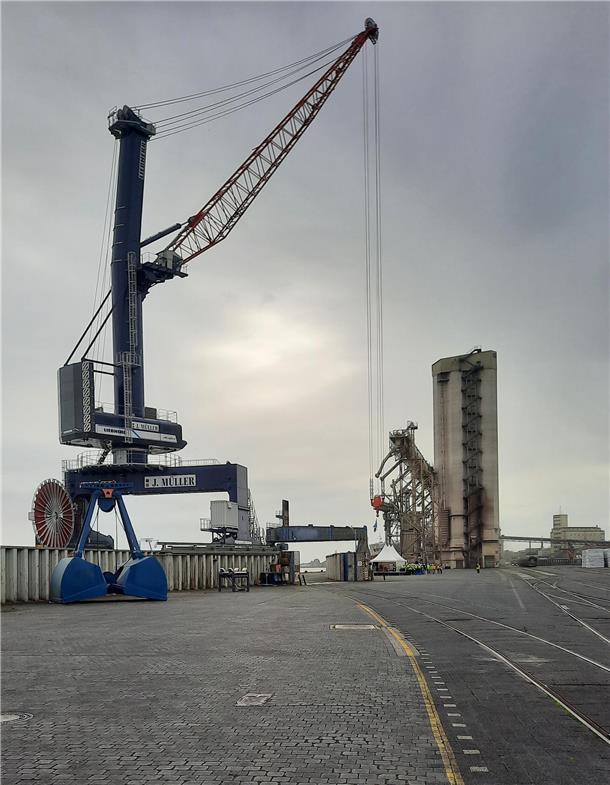 Leistungsfähigster Kran Deutschlands in Brake in Betrieb genommen Der neue Hochleistungskran im Braker Hafen. Im Hintergrund ist die Siloanlage zu sehen.