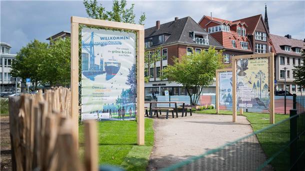 Der neue Infoplatz auf dem ehemaligen Finanzamtsgelände hat Gestalt angenommen mit Infostelen, Tischen, Bänken und drei Bäumen.
