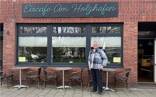 Eiscafé bei Kleinanzeigen gekauft: Er verkauft jetzt Kuchen und Eis am Holzhafen Der neue Inhaber des Eiscafés am Holzhafen Michael Bogumil bietet zusammen mit seiner Familie Eis, Kuchen und mehr an.