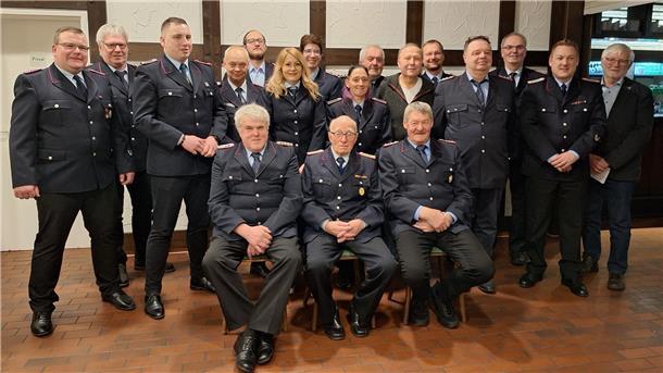 Der neue Kuhstedter Ortsbrandmeister Alexander Riekenberg (links) mit den geehrten und gewählten Mitgliedern und den Ehrengästen der Versammlung.
