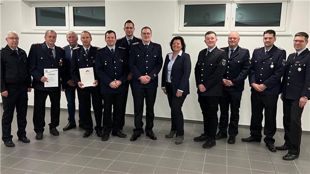Feuerwehrfusion Kührstedt-Alfstedt: Neue Führungsriege im neuen Haus Der neue Ortsbrandmeister Daniel Kaiser und sein Stellvertreter Yannic Schuster freuen sich mit den Geehrten und Beförderten Kameraden über den endgültigen Zusammenschluss der Ortswehren Kührstedt und Alfstedt.