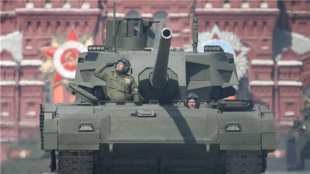 Russland erwägt wohl Einsatz neuester Panzer in der Ukraine Der neue russische Panzer Armata T-14 während der Militärparade zum Tag des Sieges auf dem Roten Platz in Moskau (Archivbild).
