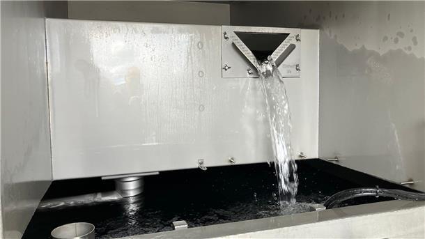Klimakrise am Berg: Würmer fürs Hütten-Klo und Einfachheit Der neue Sammelbehälter soll die Neue Prager Hütte besser mit Wasser versorgen.