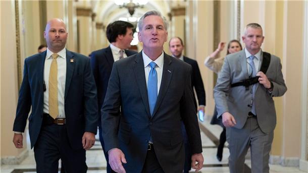 Erste Bewährungsprobe für Frontmann McCarthy im US-Kongress Der neue Sprecher des US-Repräsentantenhauses, Kevin McCarthy, spricht auf dem Weg in Büro mit Journalisten.