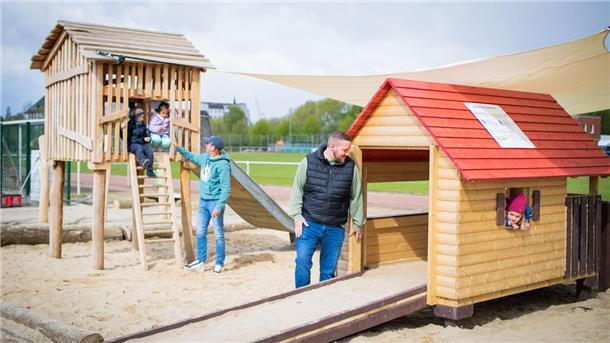 Der neue teils barrierefreie Spielplatz am FC Sparta Bremerhaven ist nur durch ehrenamtliches Engagement möglich geworden. 