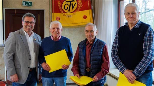 Seit 75 Jahren aktiv: Diese drei Herren nehmen es sportlich  Der neue Vorsitzende Thorsten Schwebe (von links) ehrt Bernhard Grohbrügge, Werner Döscher und Reinhard Specht, dass sie seit 75 Jahren dem GTV angehören.