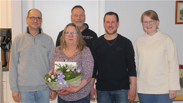 Frischer Wind: Marcel Hauhut übernimmt Vorsitz im Bürgerverein Wiemsdorf Zwei Frauen und drei Männer stehen nebeneinander. Eine Frau hält ein Blumengesteck in den Händen.