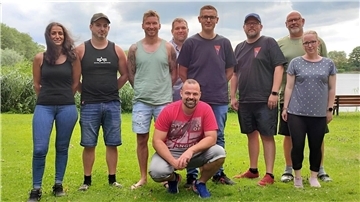 Gruppenfoto mit neun Personen