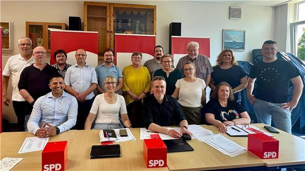 Gruppenfoto von einem SPD-Veranstaltungstag. Der neue Vorstand des SPD-Unterbezirks Wesermarsch möchte die kommenden Monate nutzen, um die politischen Schwerpunkte – insbesondere im Hinblick auf die Kommunalwahl 2026 – zu setzen und die Zusammenarbeit innerhalb der Partei sowie mit der Gemeinschaft weiter zu vertiefen.